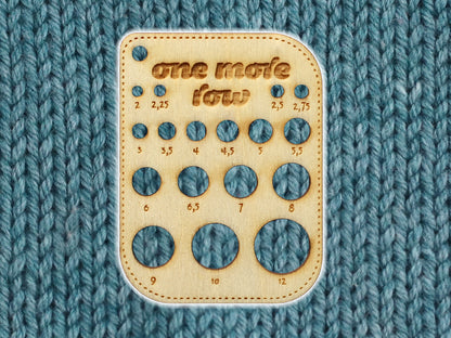 Kleines Nadelmaß zum bestimmen von stricknadeln mit Öffnungen für verschiedene Nadelgrößen