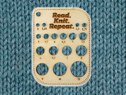 Kleines Nadelmaß aus Holz für Stricknadeln mit Größenangaben, ideal zum schnellen Bestimmen der Nadelgröße.