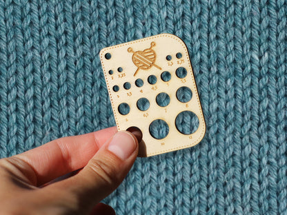 Kleines Nadelmaß für Stricknadeln aus Holz zur einfachen Bestimmung der Nadelgröße von 2mm bis 12mm.