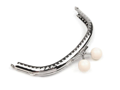 taschenbuegel-mit-kugeln-weiss