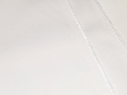 Fester, strukturierter Stoff in wollweiß, mit klarer Textur und feinen Nähte für hochwertige Anwendungen.