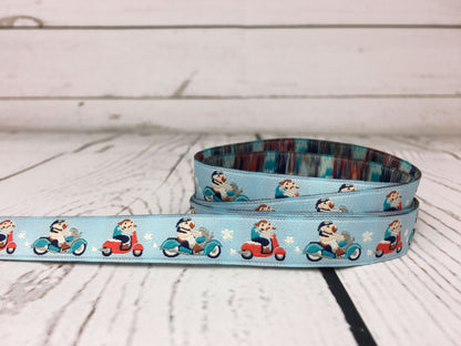 RESTSTÜCK Moped Dudes Webband 86cm in hellblau mit Mopeds, ideal zum Aufnähen auf Kleidung und Accessoires.