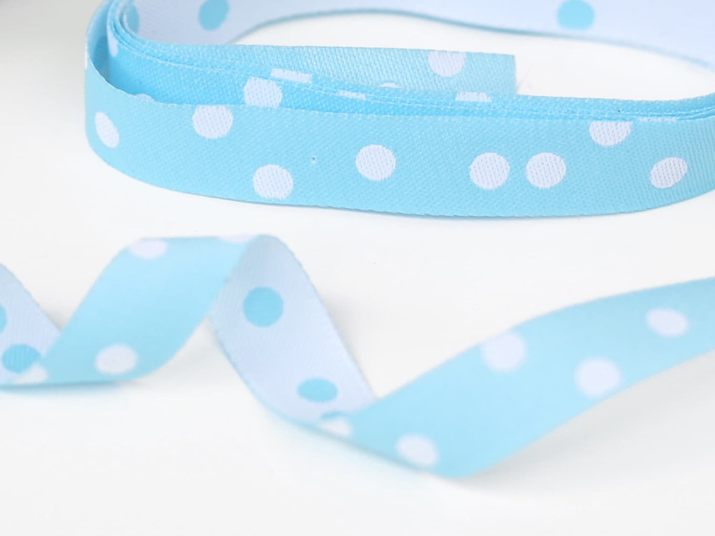 webband-farbenmix-punkte-hellblau-weiss-2