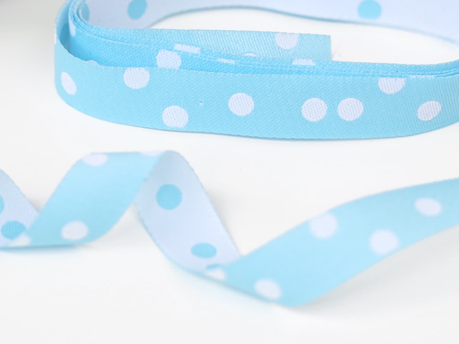 webband-farbenmix-punkte-hellblau-weiss-2