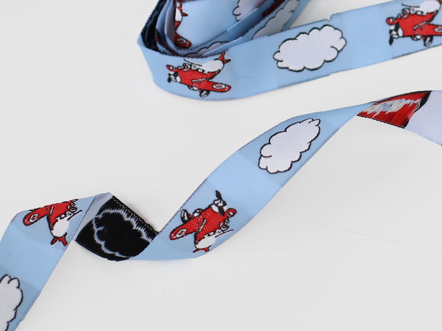webband-flugzeug-wolken-hellblau-2