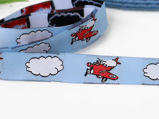 webband-flugzeug-wolken-hellblau