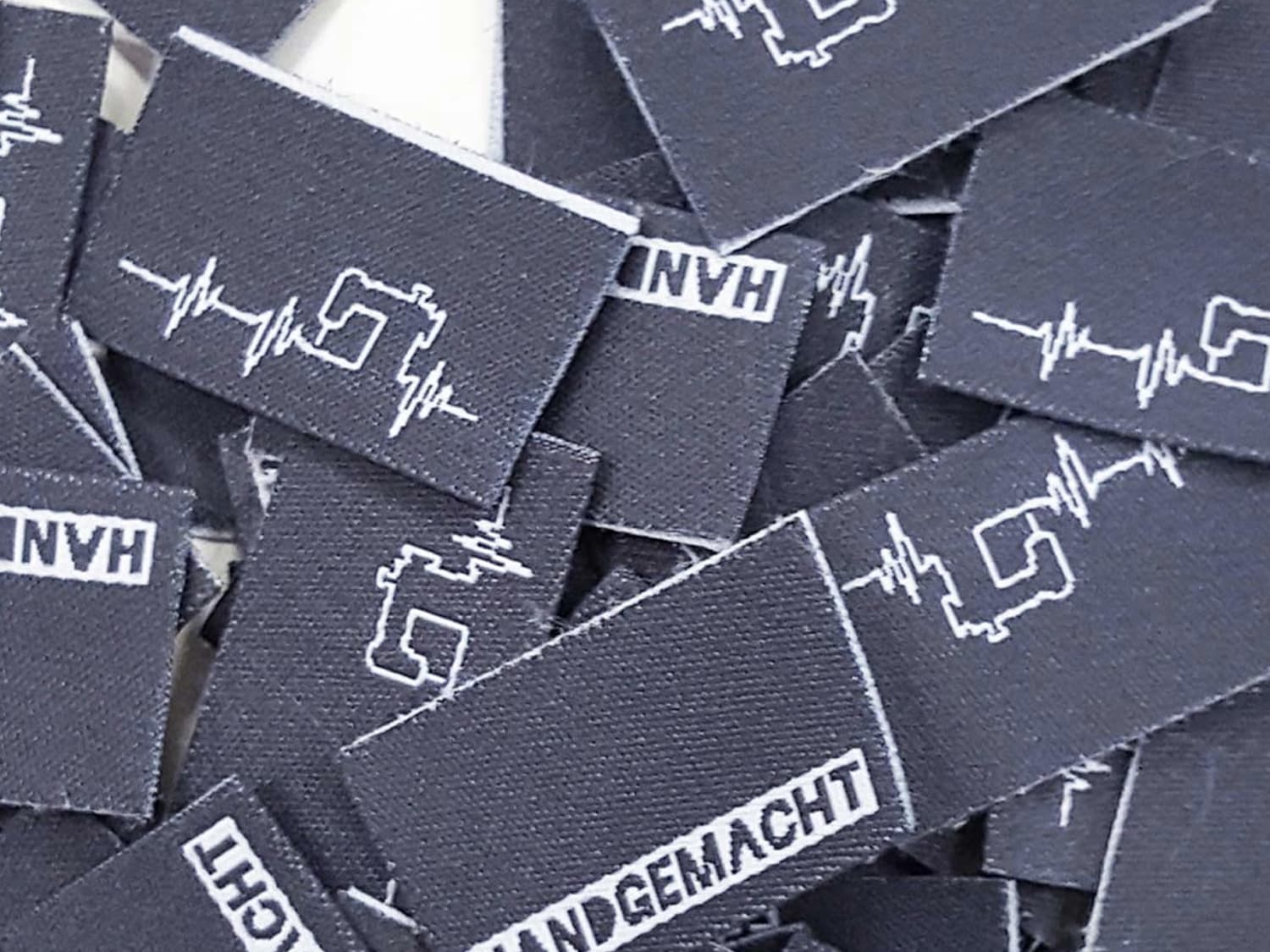webetikett-label-handgemacht-herzschlag-naehmaschine-anthrazit-2